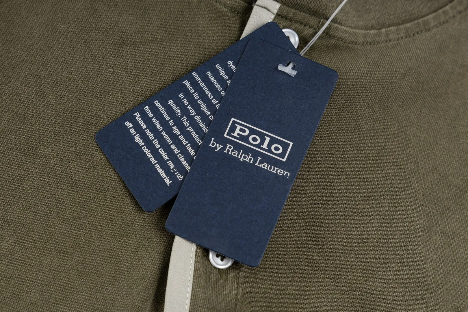 P196 #R85 Ralph Lauren washed heavy brushed distressed henley stand-up collar open chest long-sleeved bottoming shirt thin sweatshirt fabric 100% Xinjiang long-staple cotton, imported embroidered logo on the chest custom threaded collar, classic embroidery, the highest version, suitable for business and leisure daily use! 🌘3-button placket, laser logo pearlescent resin buttons, cuffs and hem are double-stitched, different from the currency version. Washed and distressed, sand-washed and stir-fried. Color: White, Black, Navy Blue, Army Green, Gray Size: S M L XL Length: 69/70/72/75 Bust: 102/108/116/124 Shoulder width: 43/45/47/49 Recommended weight: 100-120/120-140/140-160/160-180 pounds